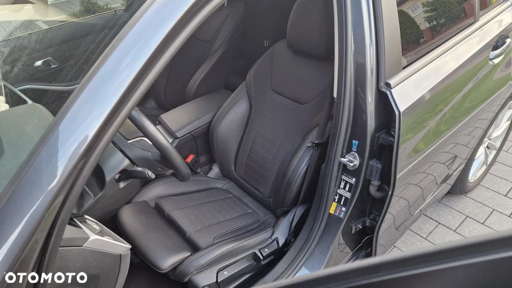 BMW Seria 3 330e xDrive - 16