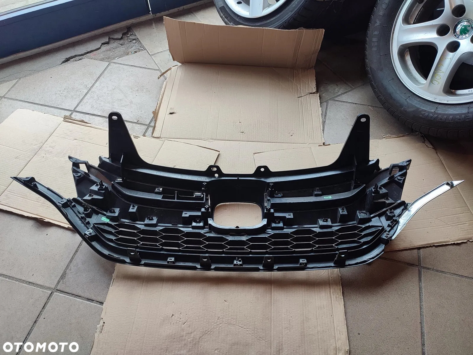 Atrapa grill 71120-11V-E010-M1 Honda CRV 4 IV Lift - 2