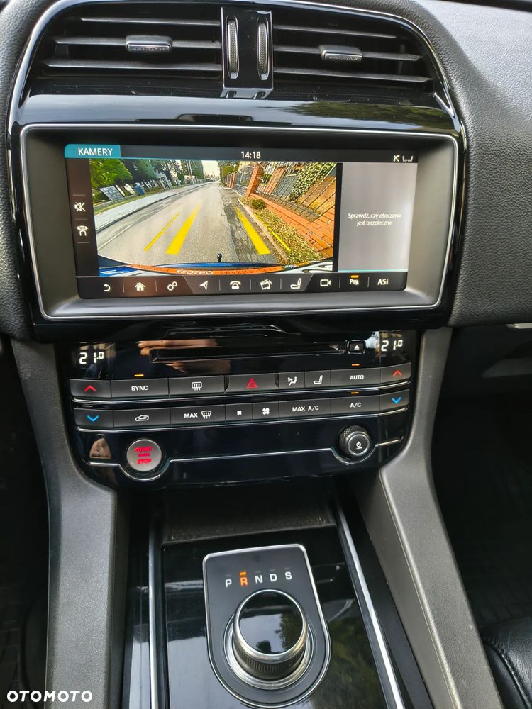 Jaguar F-Pace ver-20d-awd-prestige - 14