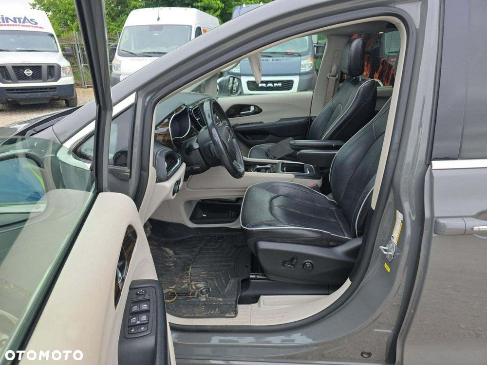 Chrysler Pacifica - 5