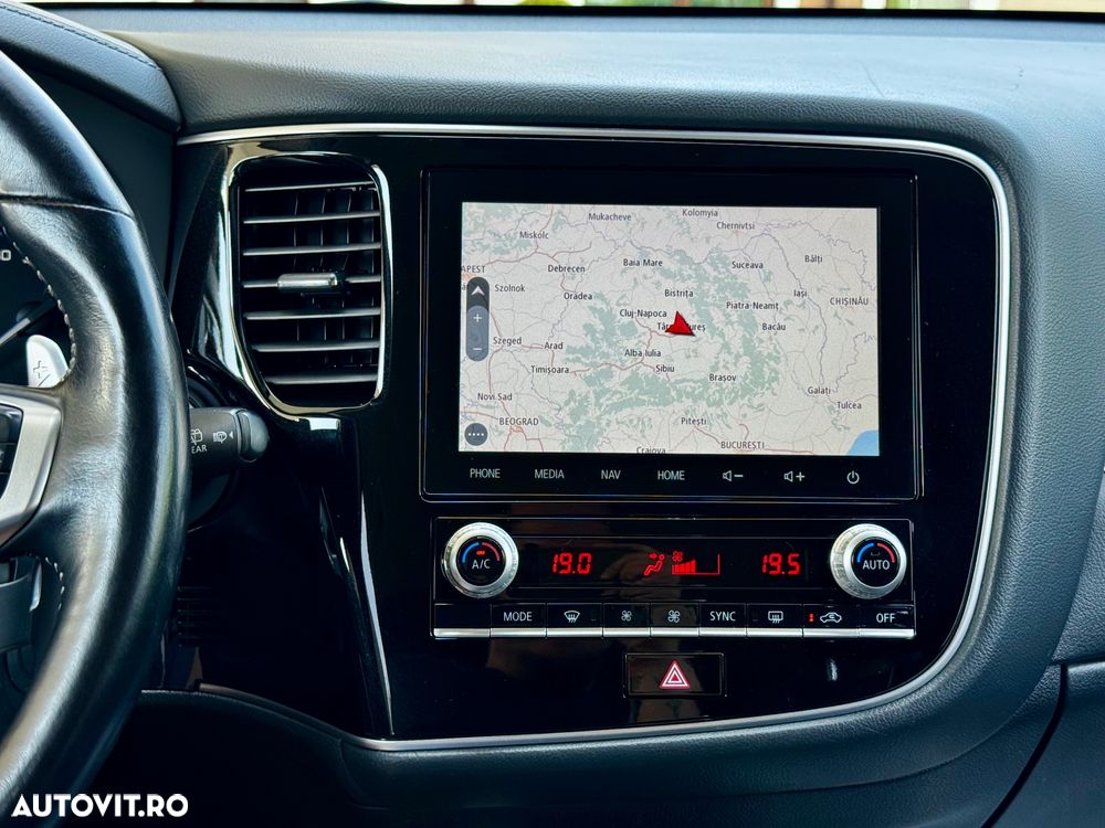 Mitsubishi Outlander 2.4 4WD Plug-In Hybrid Top - 22