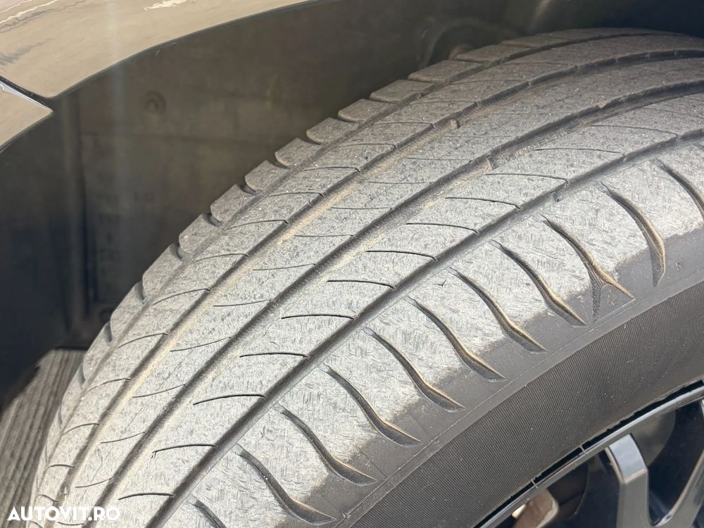 Toyota Prius (Hybrid) Executive - 18