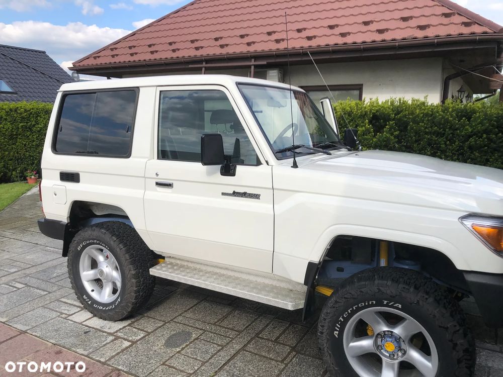 Toyota Land Cruiser - 1