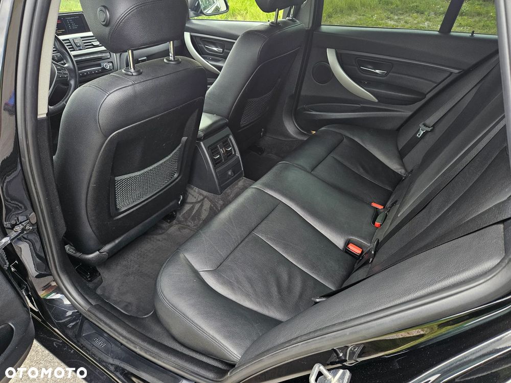 BMW Seria 3 320d Touring xDrive - 22