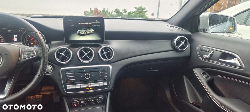 Mercedes-Benz GLA 250 4Matic 7G-DCT - 24