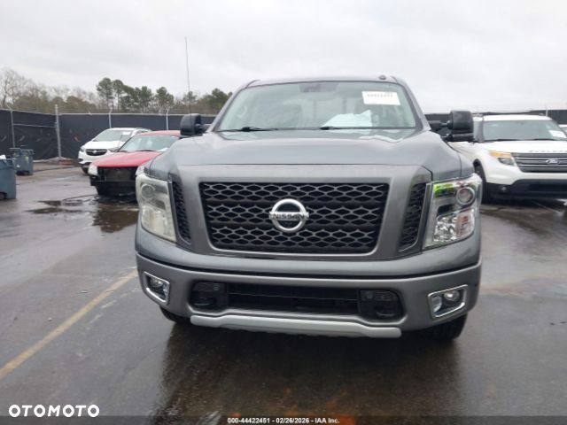 Nissan Titan - 2