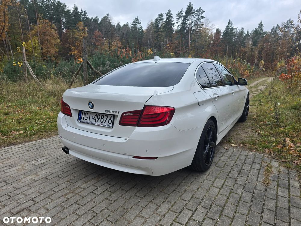 BMW Seria 5 528i xDrive Sport-Aut Luxury Line - 4