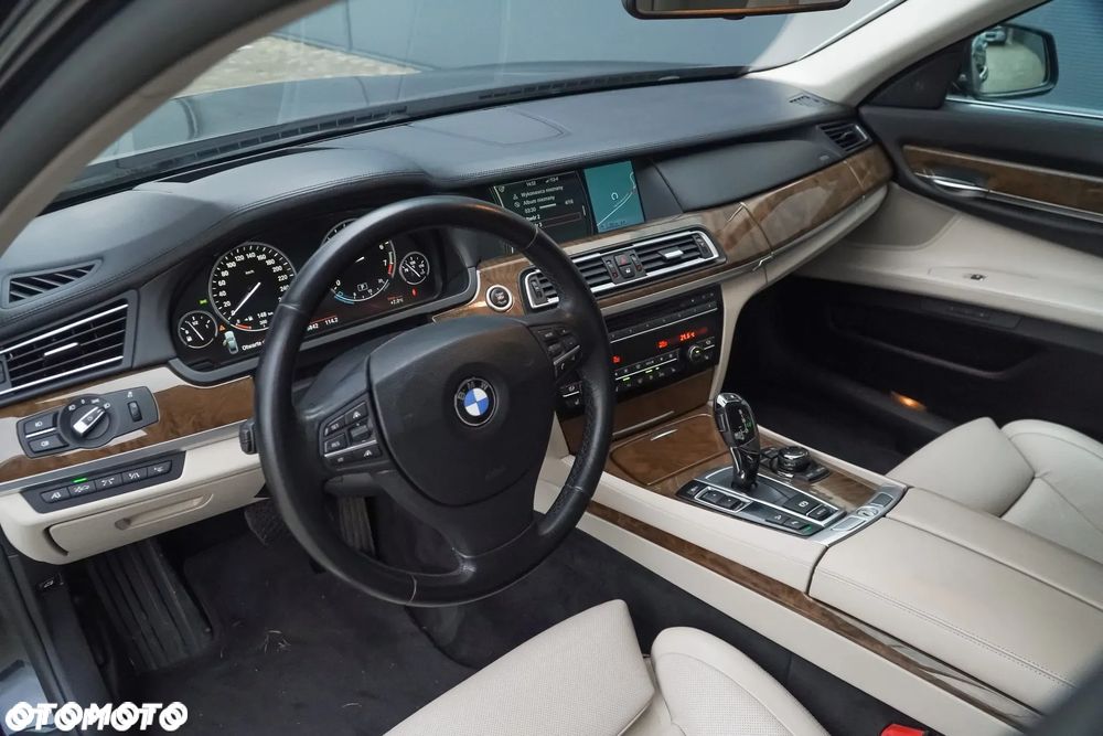 BMW Seria 7 750i L xDrive - 16