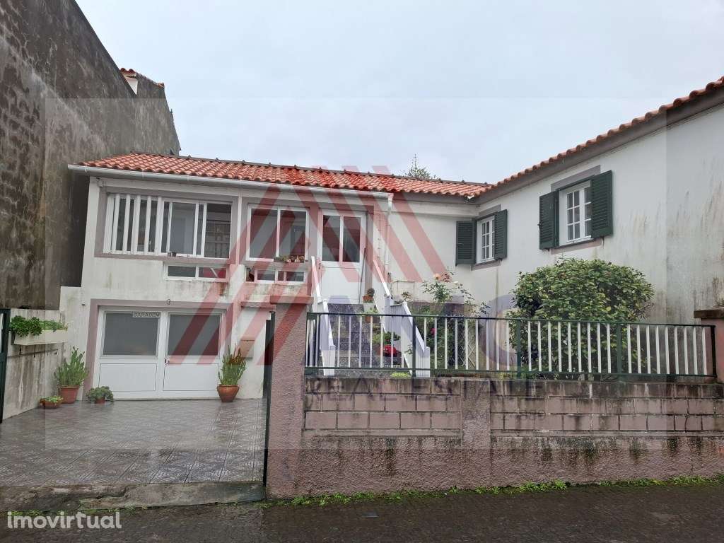 MORADIA NO CENTRO DA VILA DA MADALENA (PICO) - Grande imagem: 2/18