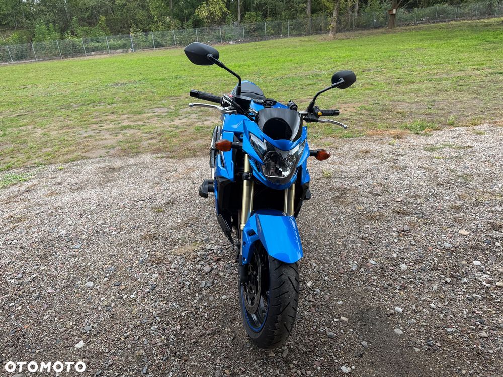 Suzuki GSR - 3