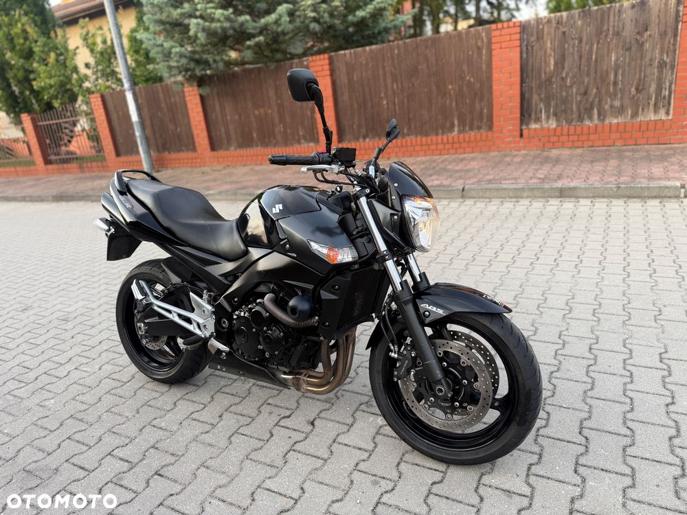 Suzuki GSR - 3