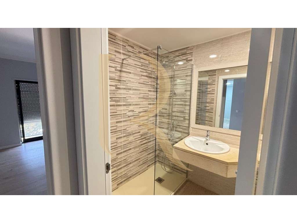 Apartamento duplex T1+1 remodelado no Monte da Caparica - Grande imagem: 5/12