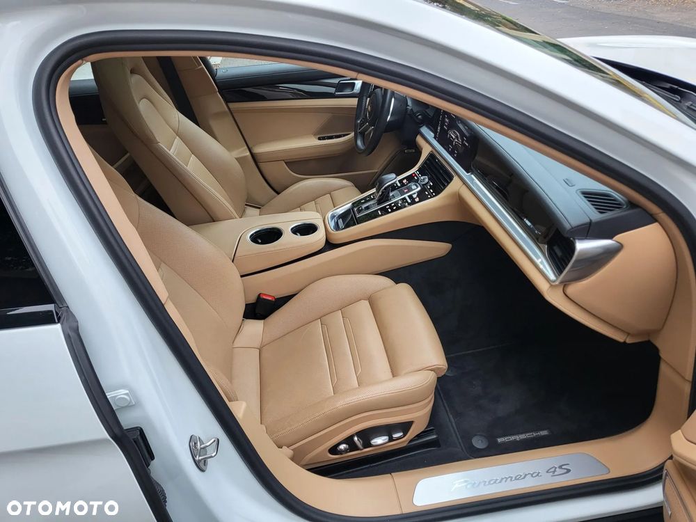 Porsche Panamera 4S - 11