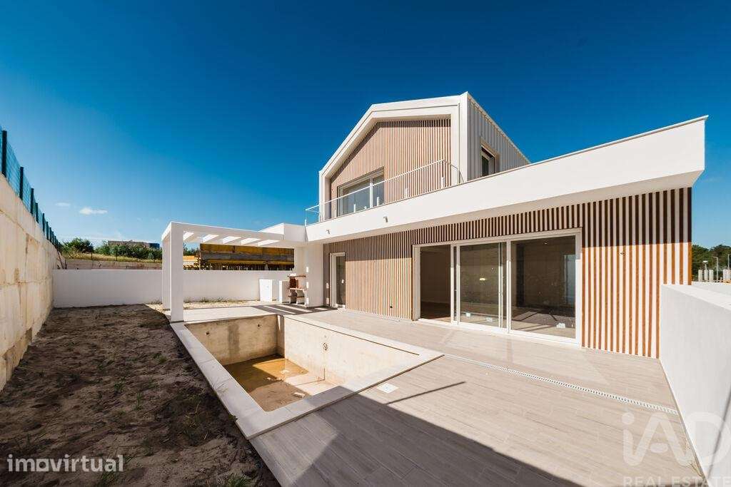 Casa / Villa T4 em Santa Maria, São Pedro e Sobral da Lagoa de 390,00