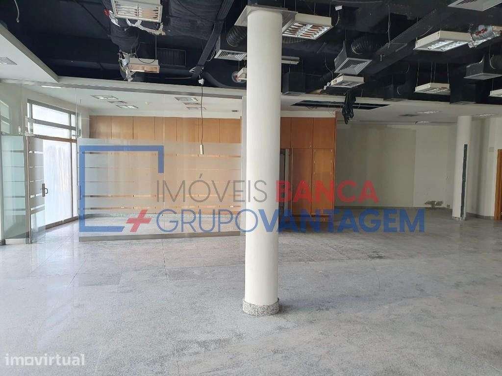 Loja com 3 montras no centro de Samora Correia - Antiga CGD - Grande imagem: 3/8