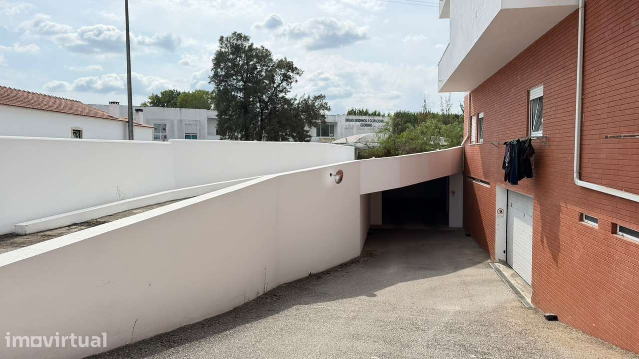 Garagem Fechada c/22 m² | Centro Rio Maior | Excelente Acessibilidade - Grande imagem: 3/17