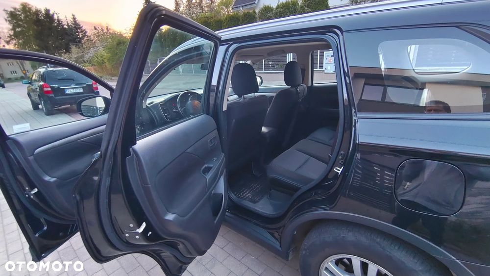 Mitsubishi Outlander 2.0 Invite + 2WD - 12