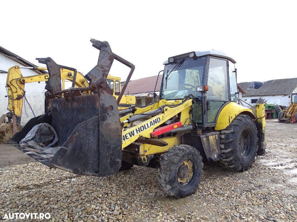 Dezmembrez buldoexcavator New Holland - 3