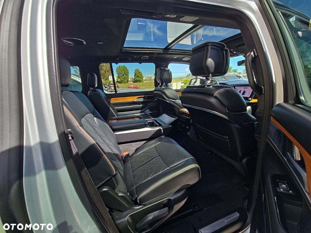 Jeep Grand Wagoneer - 12