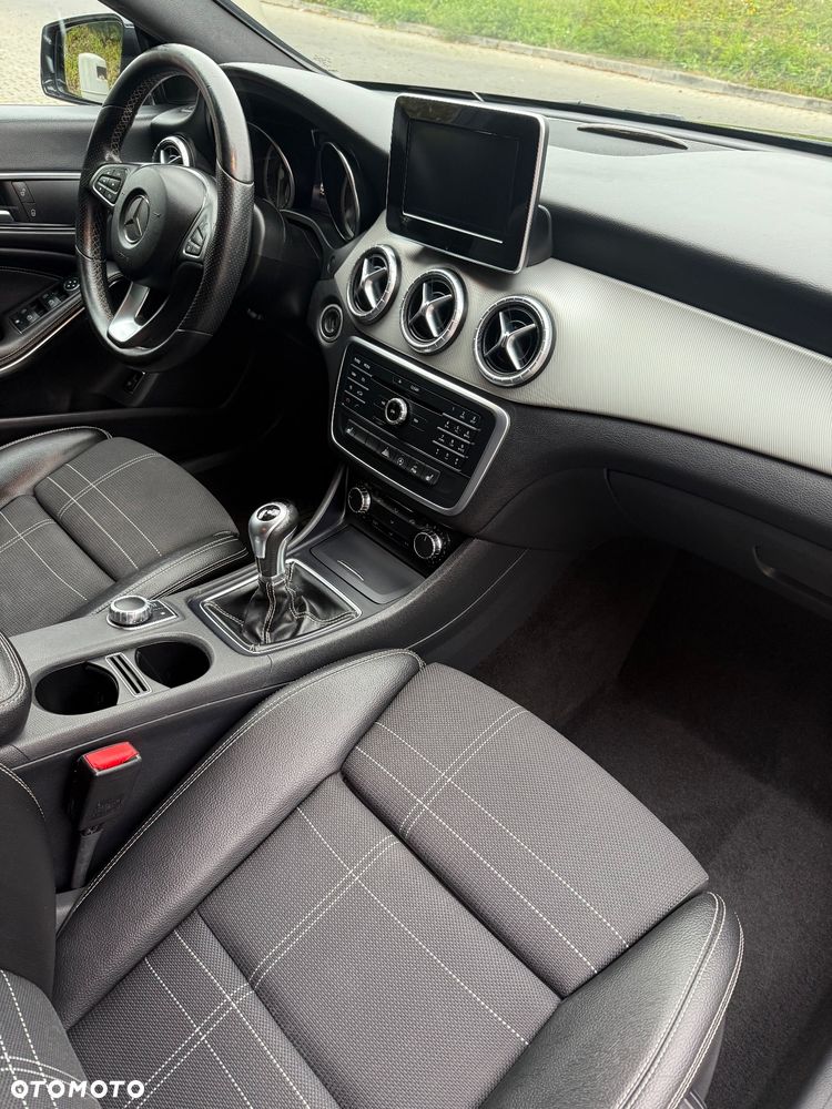 Mercedes-Benz CLA 180 Urban - 12