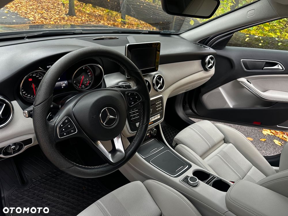 Mercedes-Benz GLA 180 7G-DCT - 9