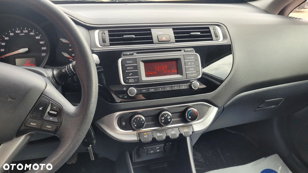 Kia Rio 1.2 Attract - 12