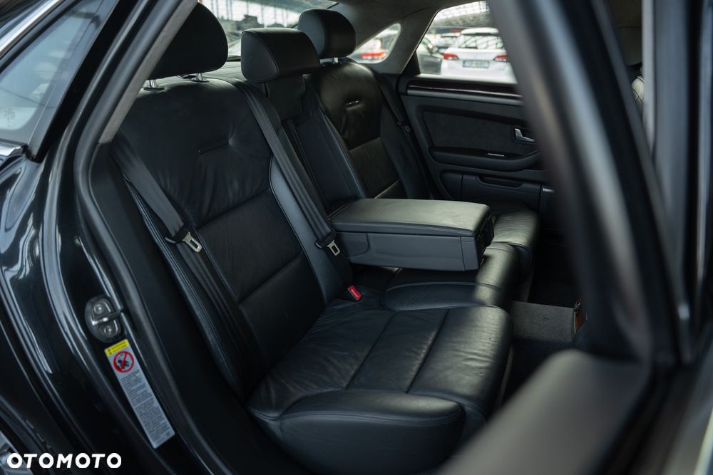 Audi A8 4.2 L Quattro - 37