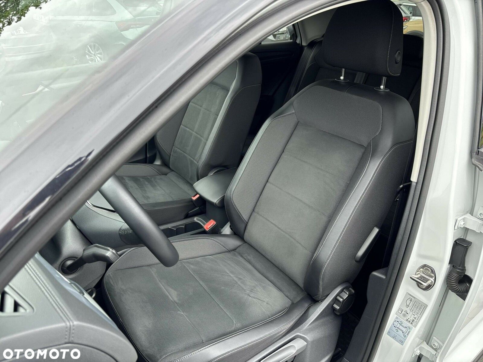 Volkswagen T-Roc - 10