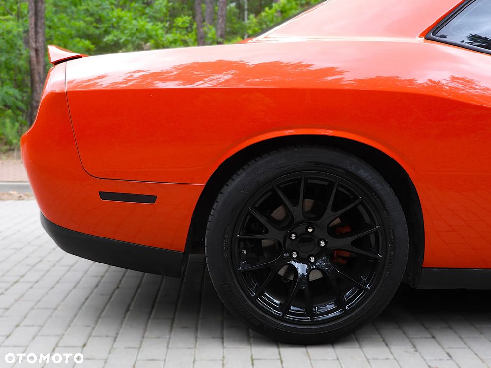 Dodge Challenger - 12