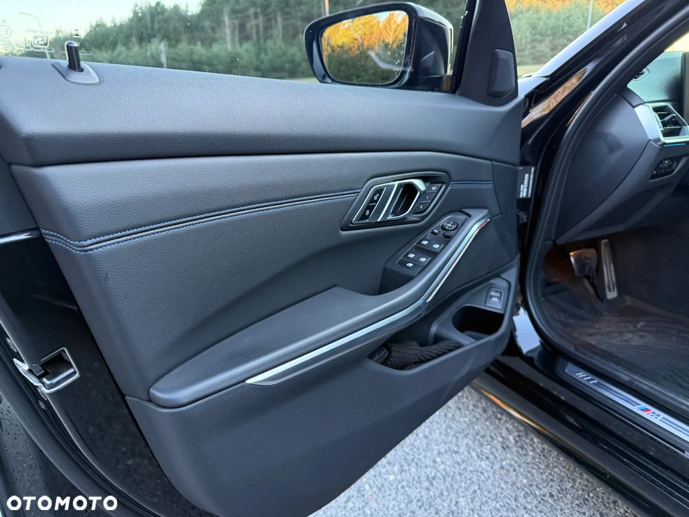 BMW Seria 3 330d xDrive - 14