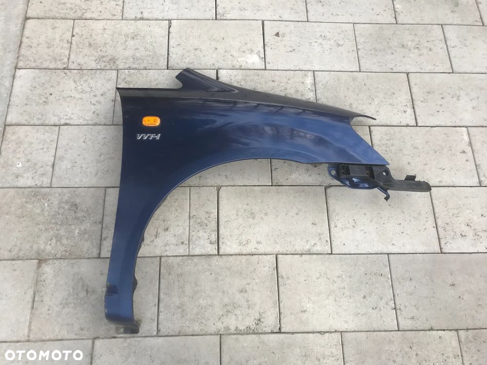 Toyota Avensis Verso 01-05 Błotnik Prawy 8P4 do założenia