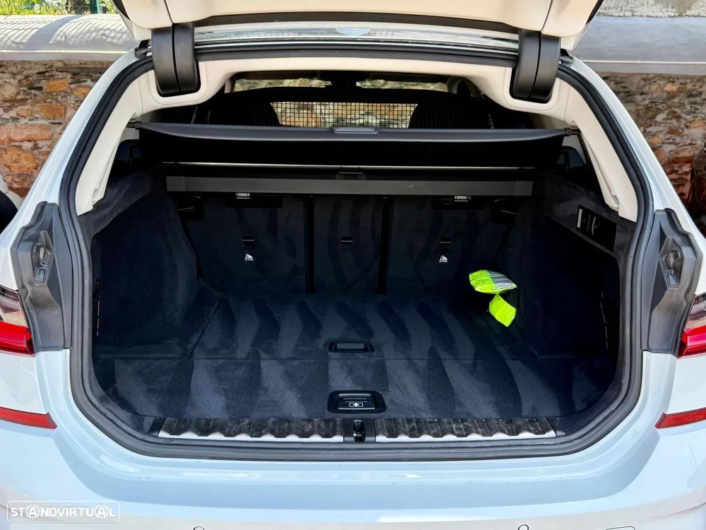 BMW 320 d Touring Pack Desportivo M Auto - 23