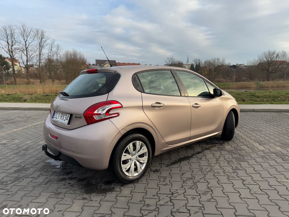 Peugeot 208 - 8