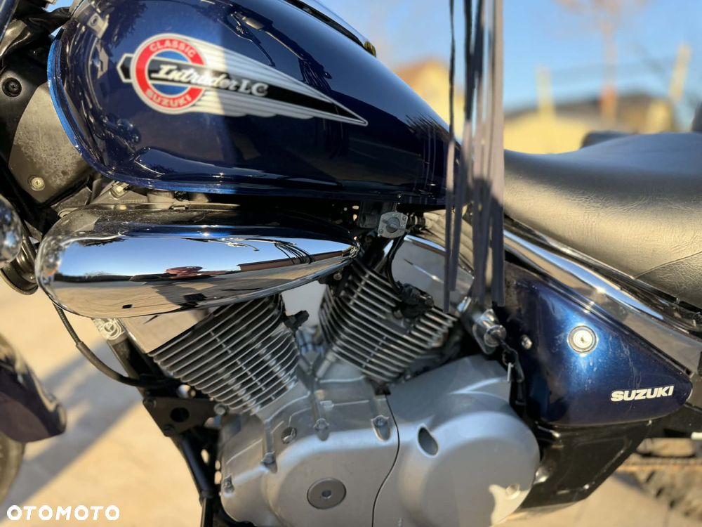 Suzuki Intruder - 32