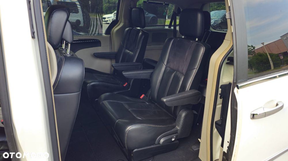Chrysler Town & Country 3.6 Limited - 23