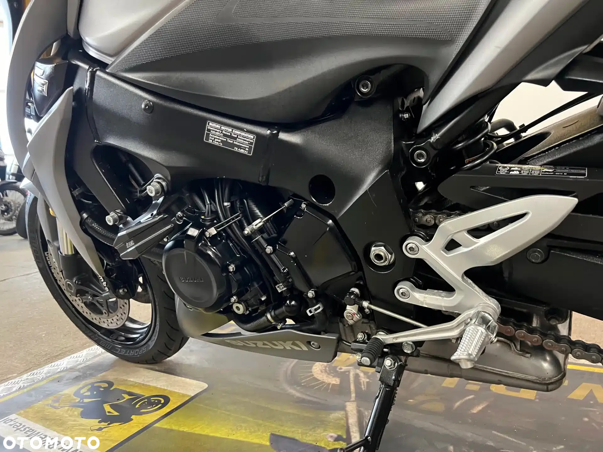 Suzuki GSX 1000 - 22