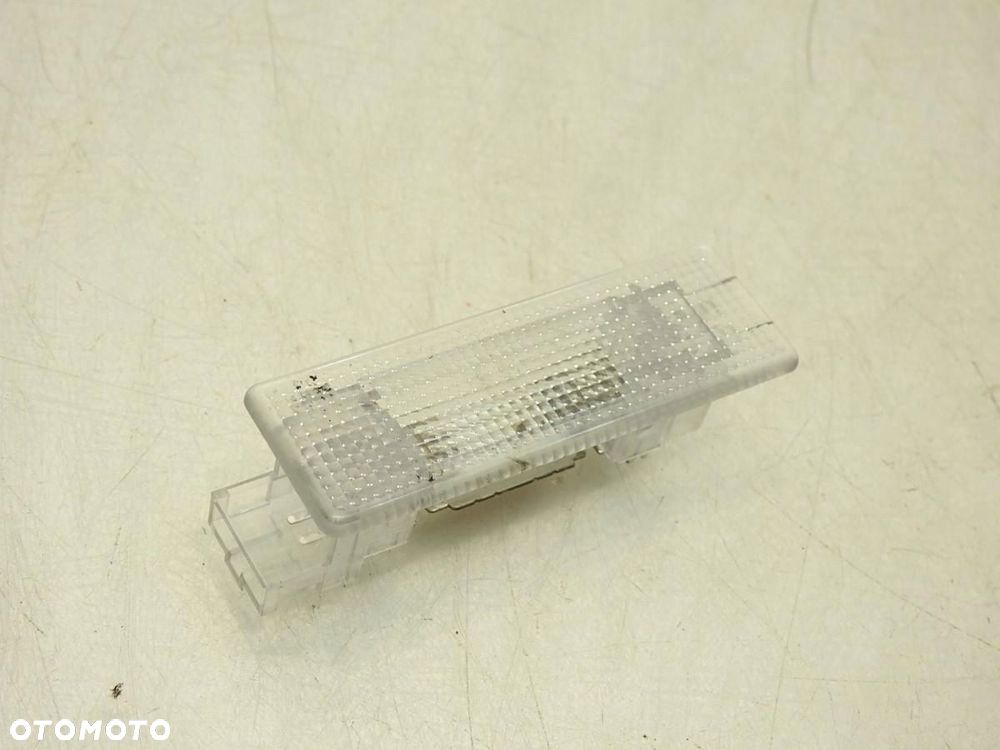 LAMPKA OŚWIETLENIE WNĘTRZA TYŁ VW PASSAT B7 KOMBI 5K0947101 - 1
