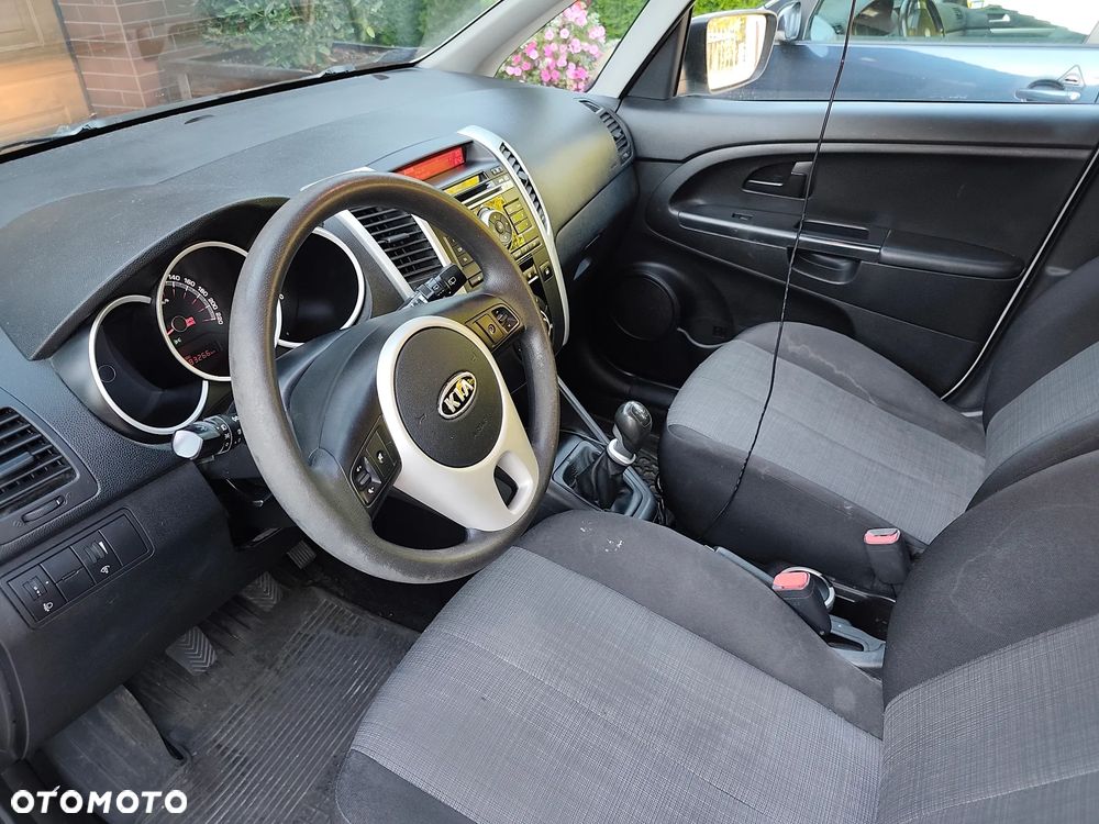 Kia Venga - 10