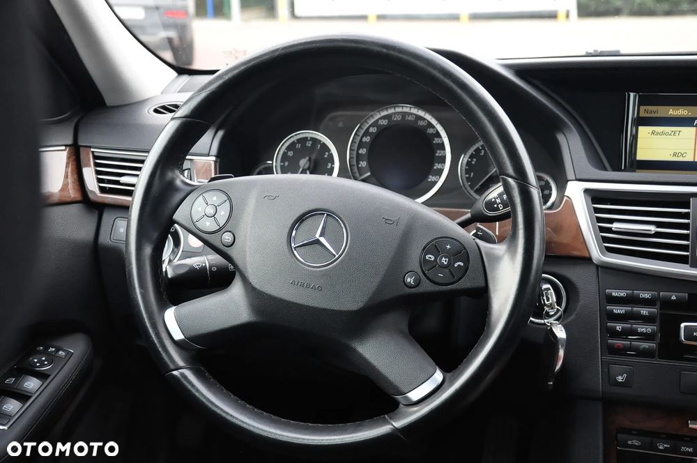 Mercedes-Benz Klasa E 250 CGI BlueEFFICIENCY 7G-TRONIC Elegance - 28