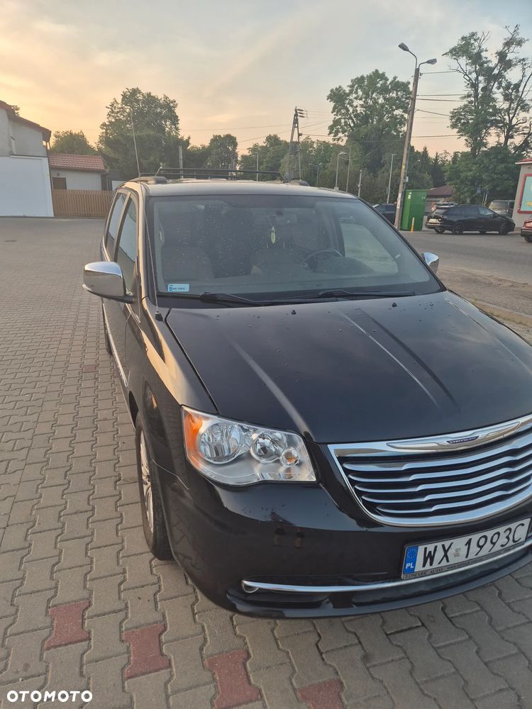 Chrysler Town & Country - 10