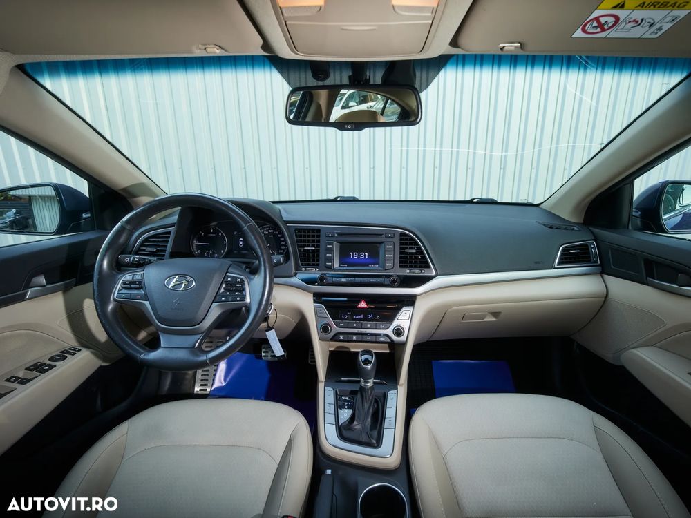Hyundai Elantra - 12