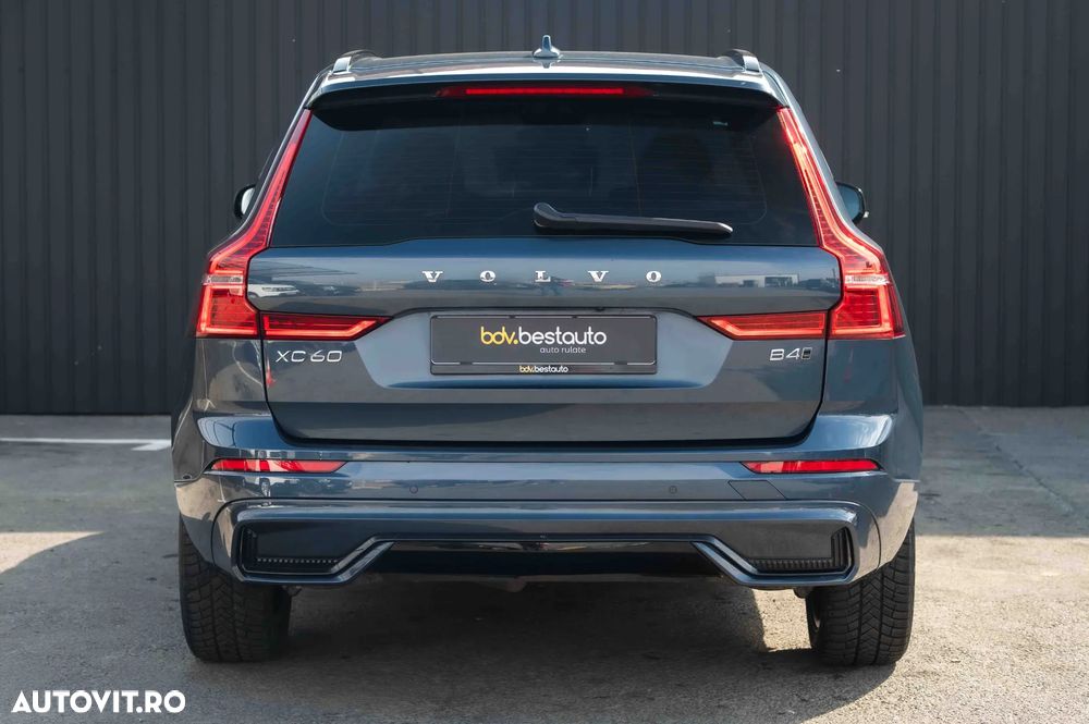 Volvo XC 60 B4 MHEV AT AWD Plus Dark - 11