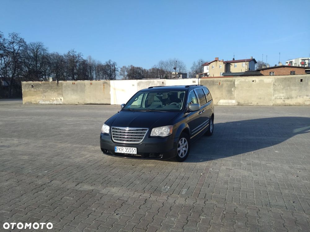 Chrysler Town & Country - 7