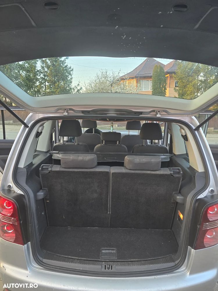 Volkswagen Touran - 12