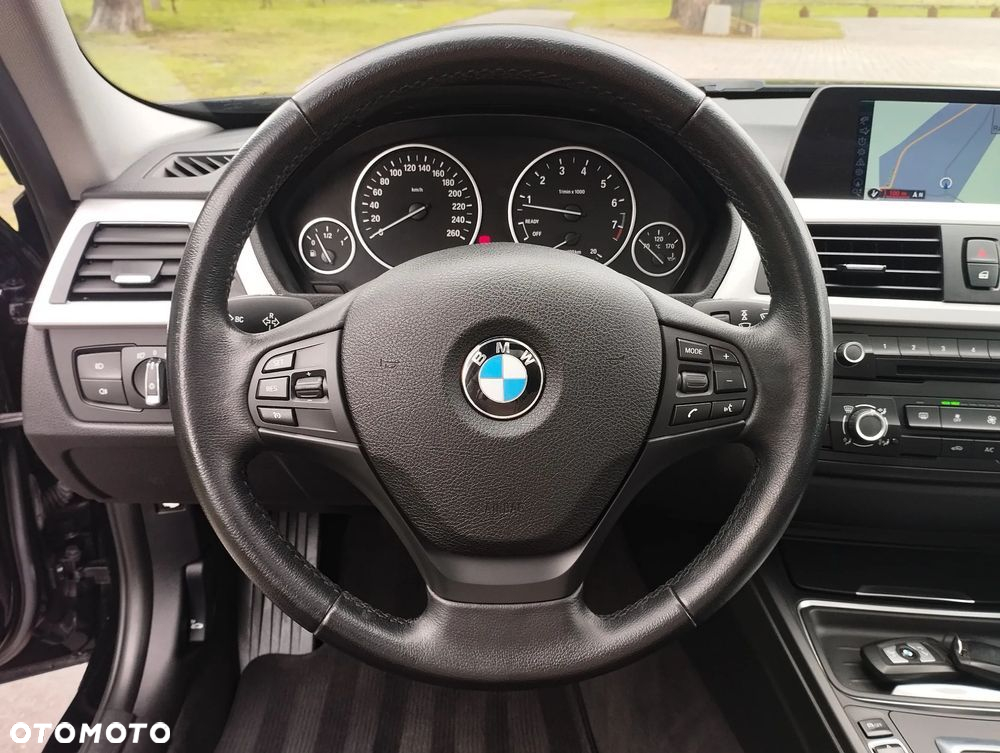 BMW Seria 3 320i Touring - 17