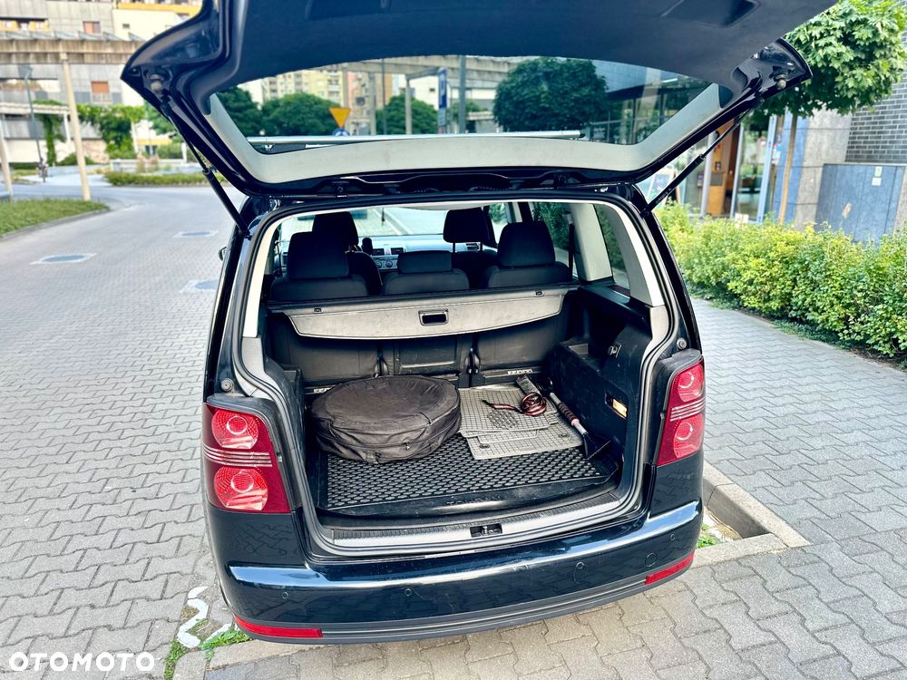 Volkswagen Touran 2.0 TDI DSG United - 22