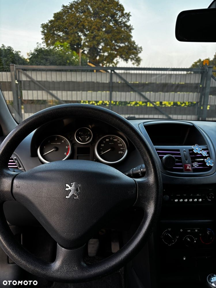 Peugeot 207 - 8