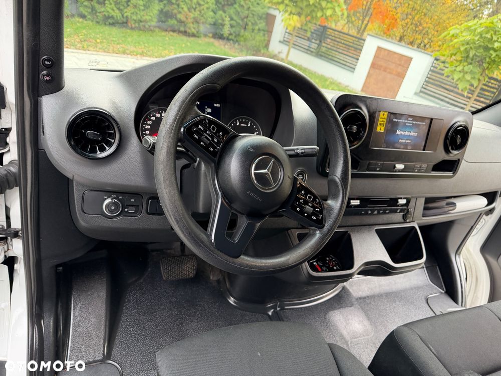 Mercedes-Benz Sprinter - 25