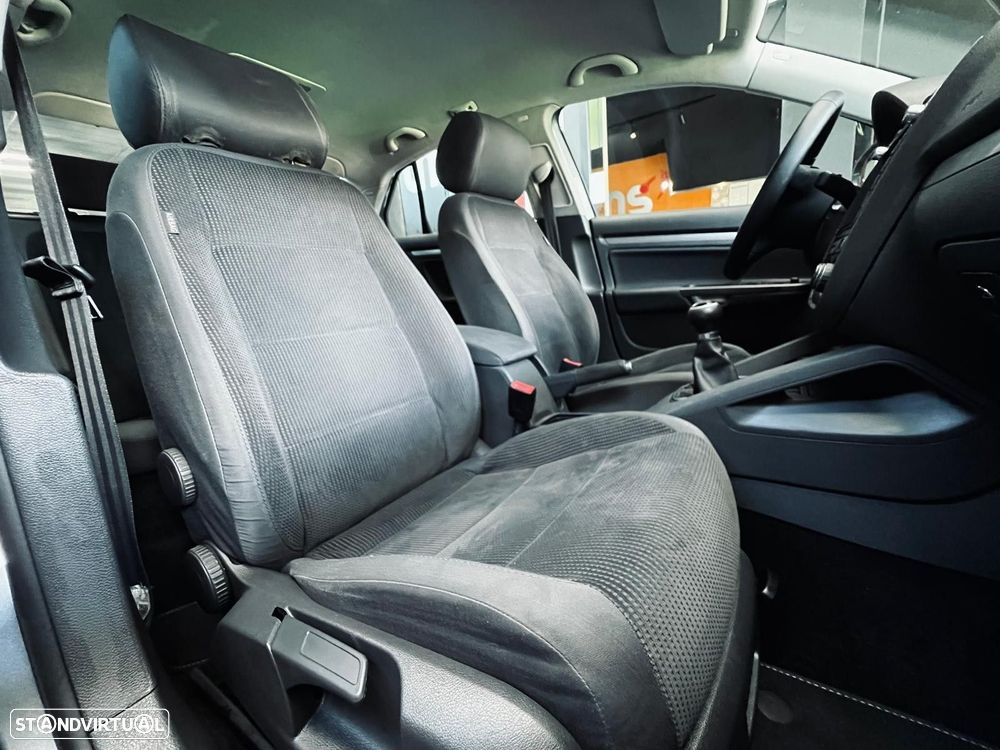 VW Jetta 2.0 TDI Highline - 30