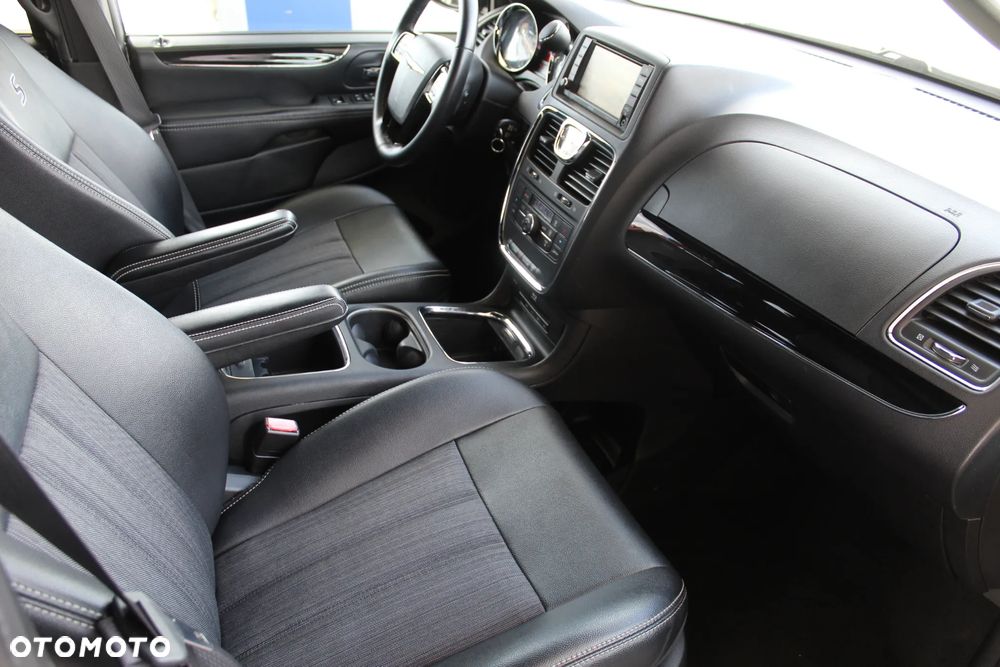 Chrysler Town & Country - 11